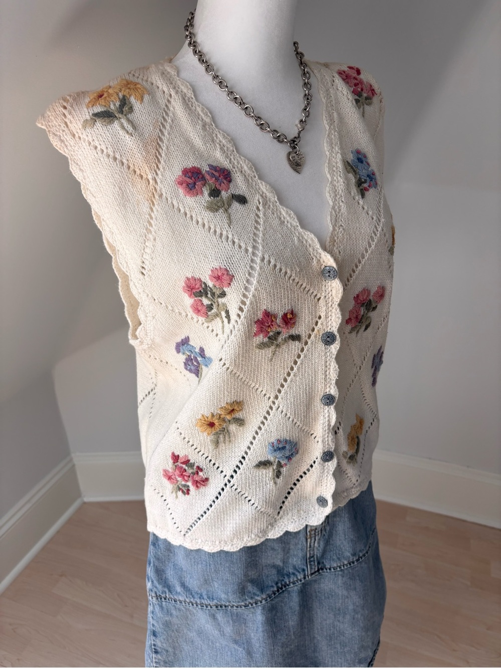 Vintage Northern Isles Hand-Embroidered Floral Knit Vest 🌸 - Picture 4 of 6